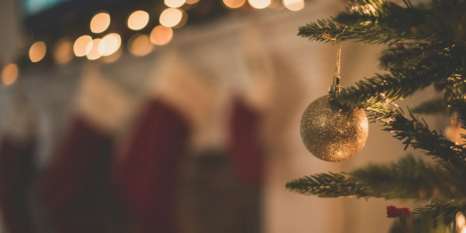 Weihnachtlich dekorierter Tisch mit Lichterkette und Geschenkpapier