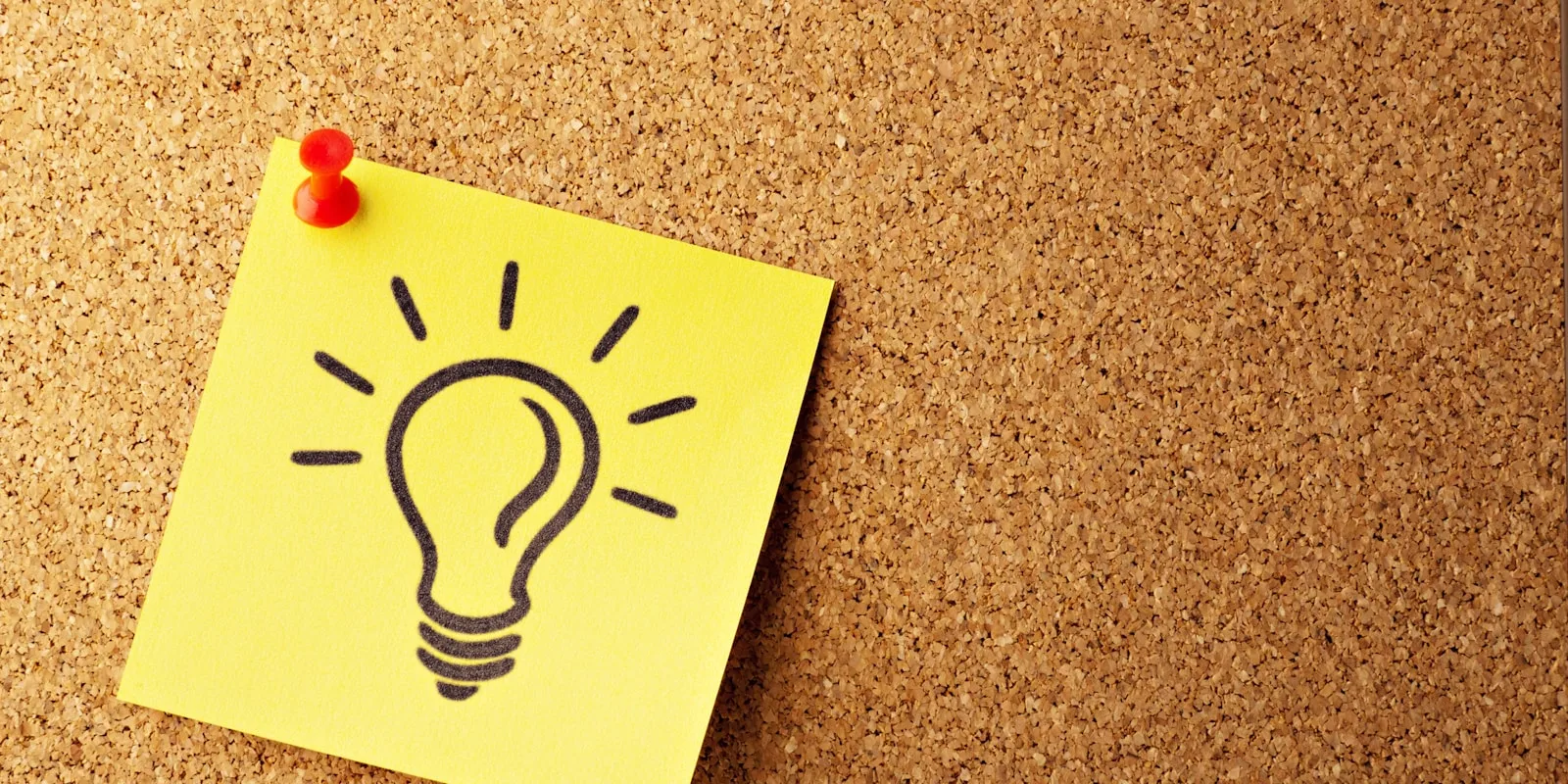 Marketingteam plant E-Mail-Kampagnen am Rechner mit Kalender