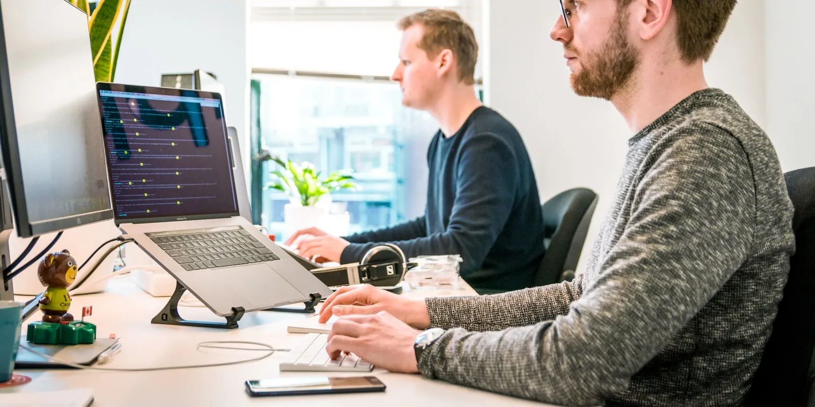 Marketing Team analysiert Daten auf mehreren Bildschirmen – Professionelle Business-Fotografie