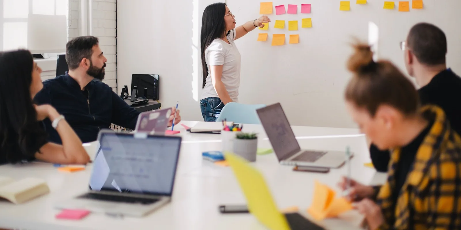Marketing-Team arbeitet zusammen an Kampagnenstrategie mit digitalen Planungstools