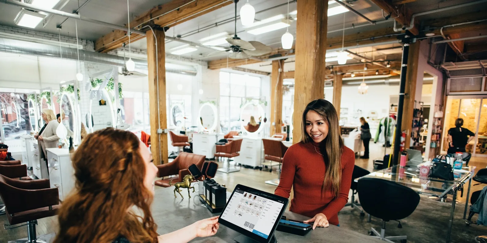 E-Commerce Marketing Team analysiert Kampagnendaten auf einem Dashboard