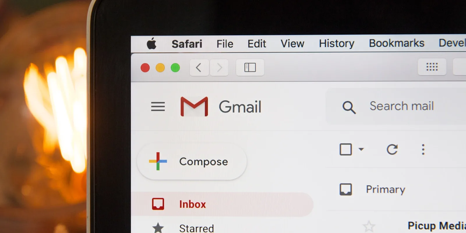 Laptop mit geöffnetem E-Mail-Postfach voller Newsletter