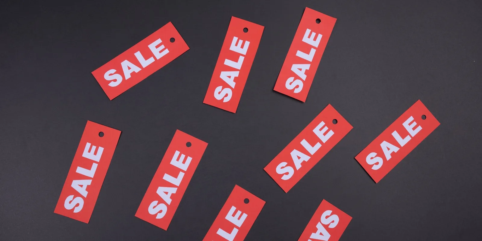 Sale-Beschilderung im Schaufenster eines Geschäfts